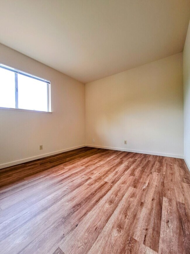 Building Photo - Spacious 4bd Tri-Level Home w/Central Heat...