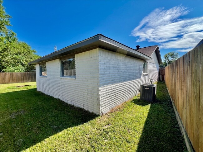 Building Photo - 12110 Murr Way