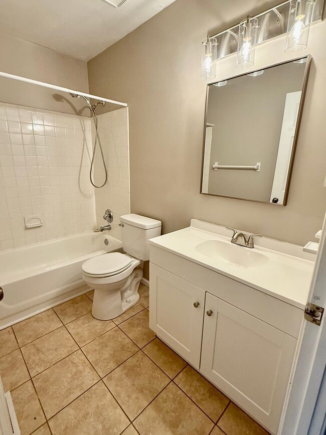 Building Photo - 3BD/2.5BA Brick Townhouse in Washington Commons off of Great Neck! Renovated throughout!