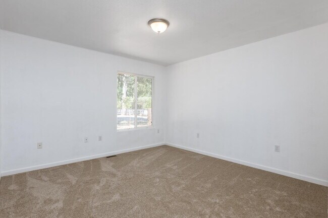 Building Photo - Beautiful, remodeled & spacious 3-bed 2-bath home in Grizzly Flats