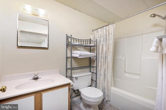 Building Photo - 11 Stonewall Ct