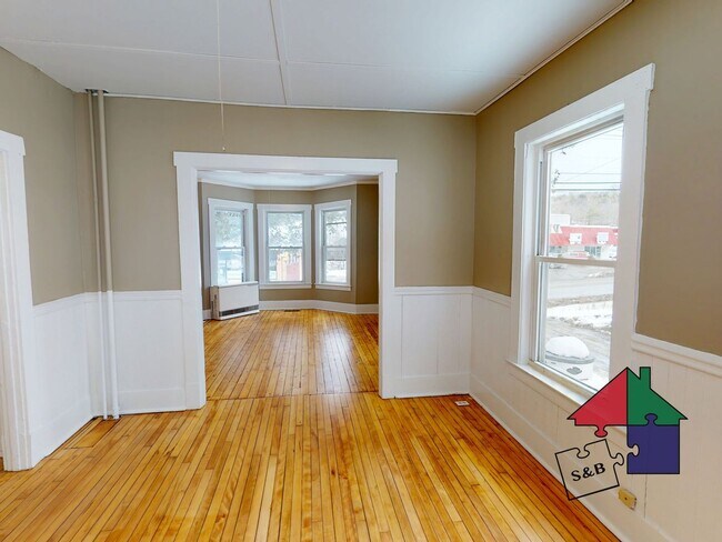 Building Photo - 125 River St