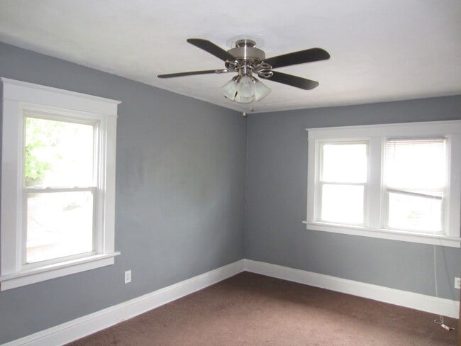 Building Photo - Updated 2 Bedroom 1.5 Bath in Pleasant Ridge