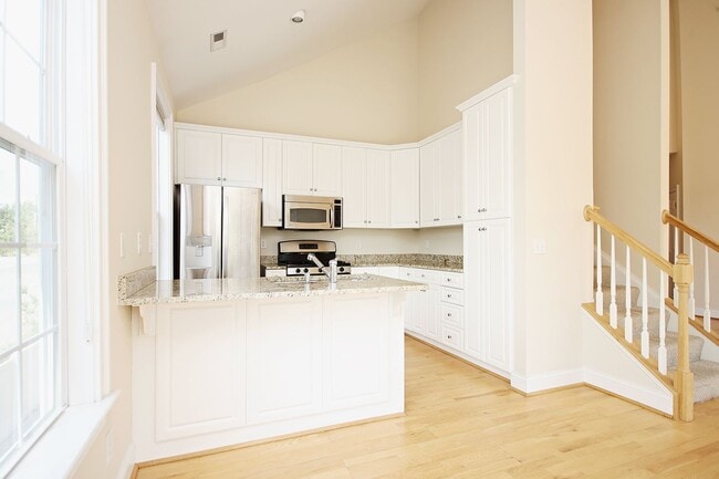 Building Photo - Sunlit Condo With Easy Access to Rt 29