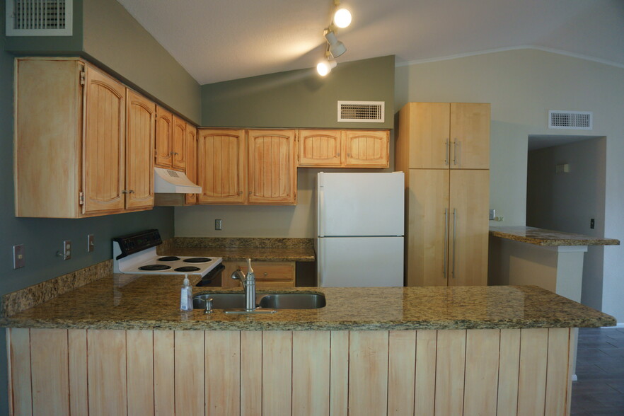 Kitchen - 3304 S Parkside Dr