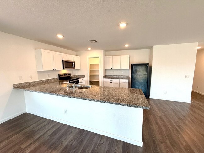 Building Photo - Spacious 4 Bedroom Home with Solar & Moder...