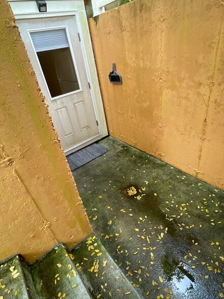 The separate entrance to the apartment (3/3). - 18 Old Neck Ct