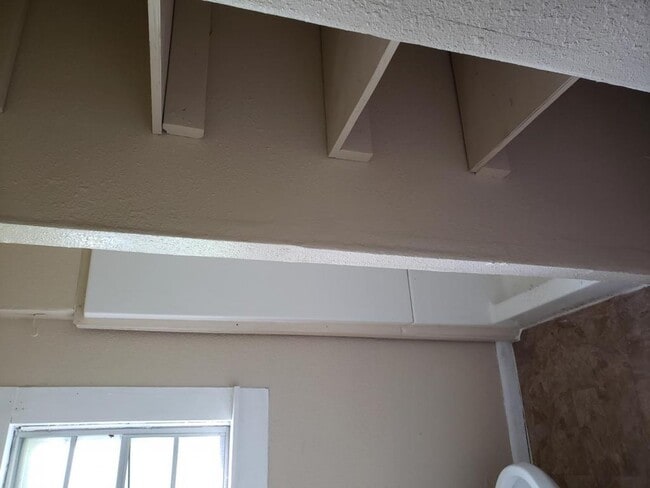 Building Photo - 319 E Nelson St