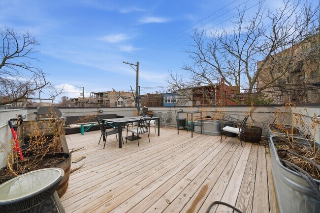 Building Photo - 2528 N Linden Pl