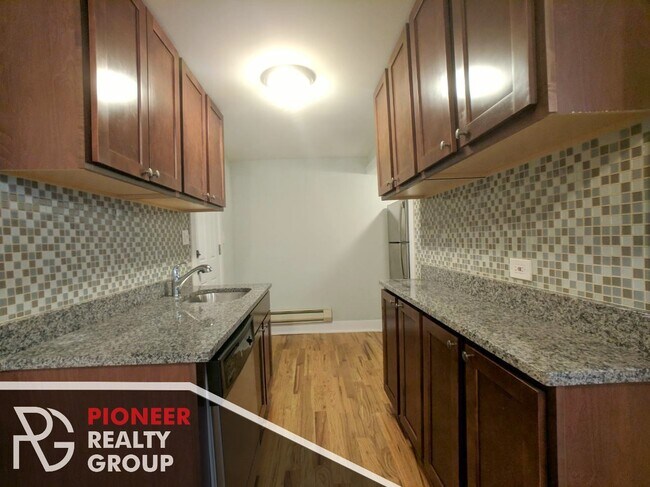 Building Photo - 4407 N Wolcott Ave