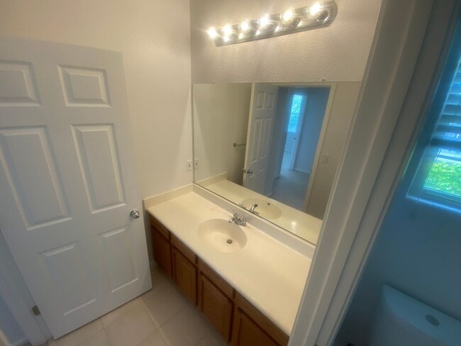 Building Photo - Beautiful & Spacious 3 Bedroom, 2.5 Bathroom Hayward Home – Prime Residential Location W Laundry,...