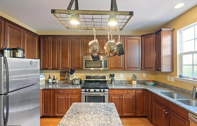 Building Photo - 3 level End Unit townhouse w/bump out in B...