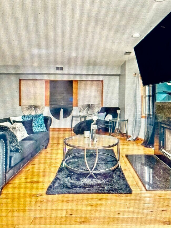 Living room - 921 W Lawrence Ave