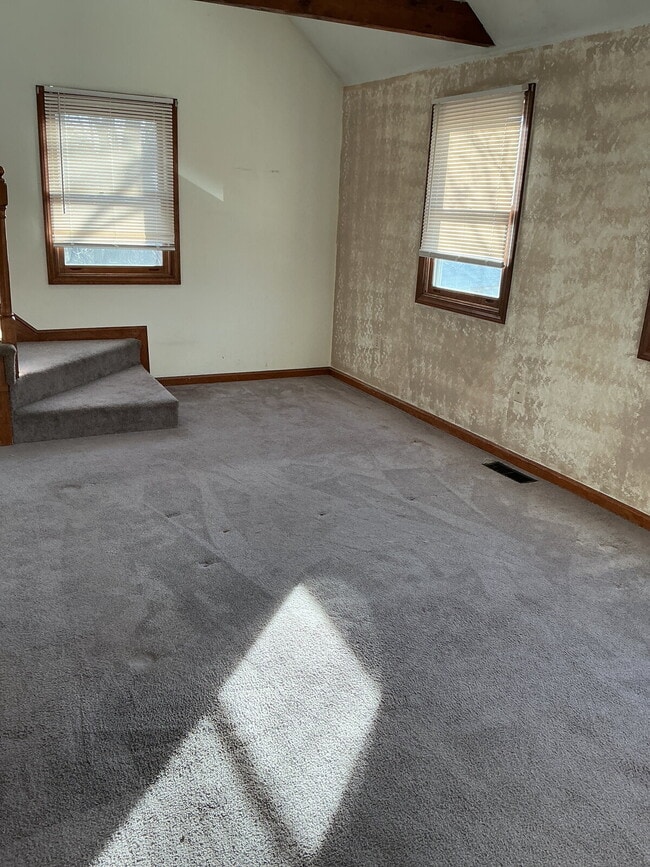 Building Photo - 3 bed 1/5 bath Townhome available