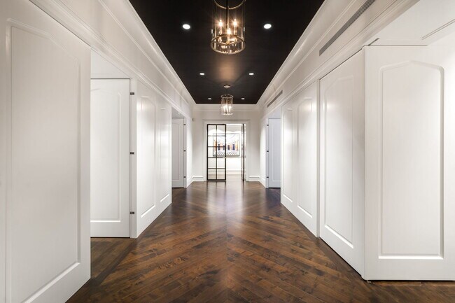 Building Photo - 220 E Walton Pl