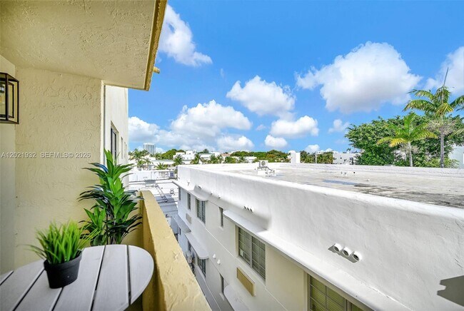 Building Photo - 1334 Collins Ave