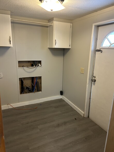 Laundry Hook Up - 503 Vanzant Rd