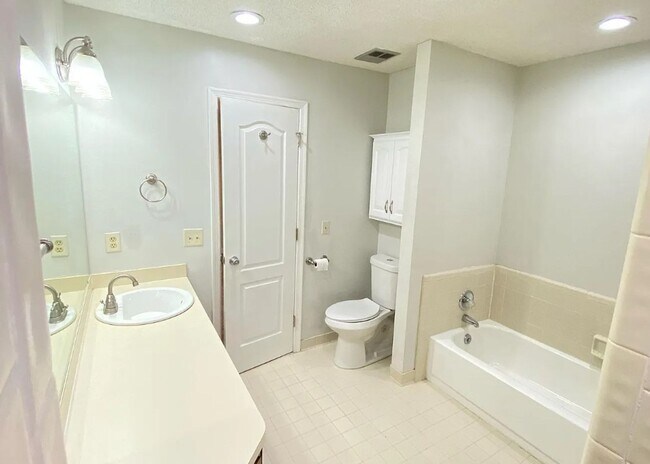 Building Photo - 261 Conrad Cir