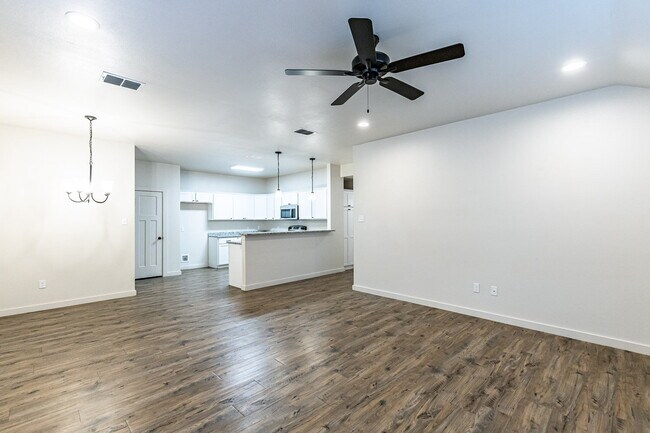 Building Photo - Price reduced! Half off first full months rent/ Zero security deposit. Spacious 3-Bedroom Duplex ...