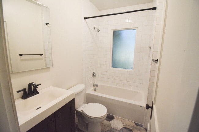 Building Photo - 2 Bed, 1 Bath Home for Rent – Near Downtow...