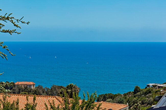 Building Photo - 18041 Blue Sail Dr