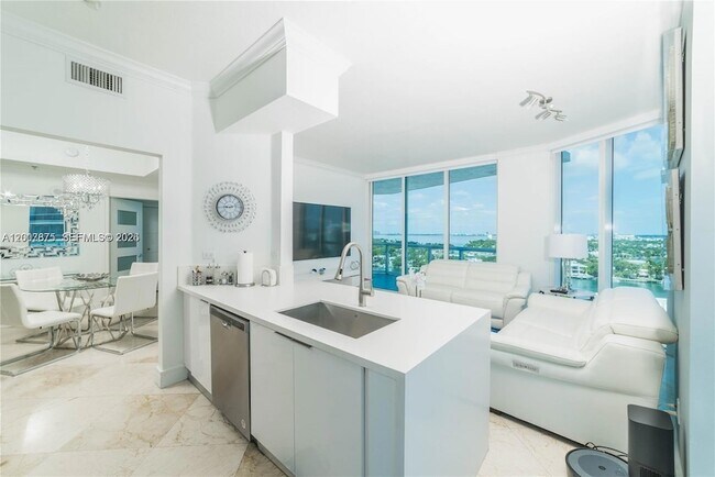 Building Photo - 6515 Collins Ave