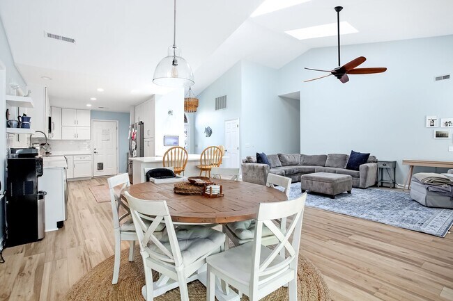 Building Photo - FURNISHED Coastal Retreat Near Wrightsville Beach in Desirable Masonboro Neighborhood
