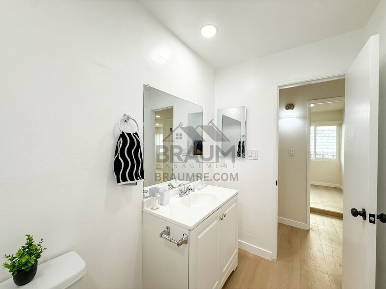 Building Photo - 5461 Kester Ave