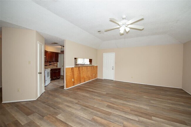 Building Photo - 16774 Glen Eagle Dr N