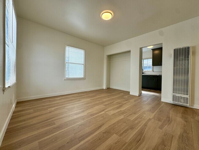 Building Photo - Newly Renovated 1 Bedroom in West Adams