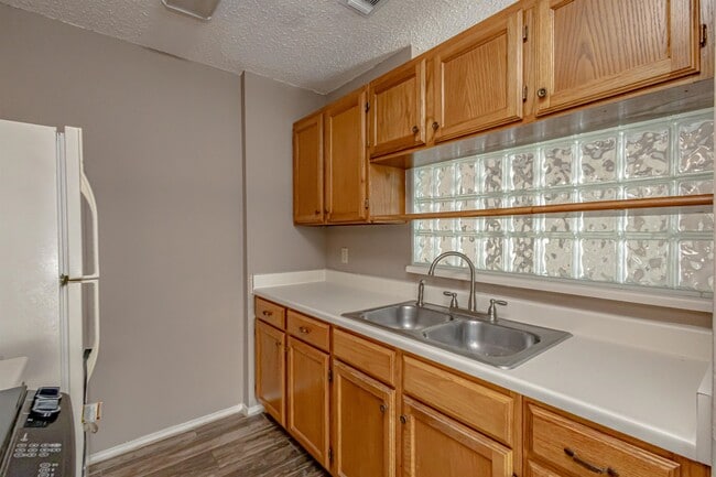 Building Photo - 104 Belaire Dr