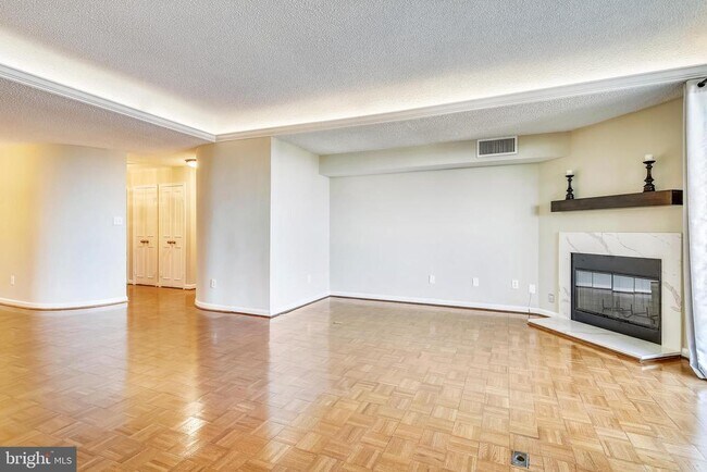 Building Photo - 1101 S Arlington Ridge Rd