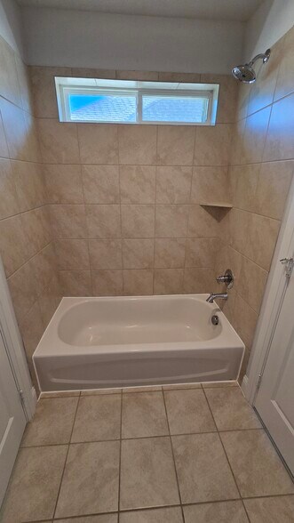 Building Photo - 1112 Maverick Dr