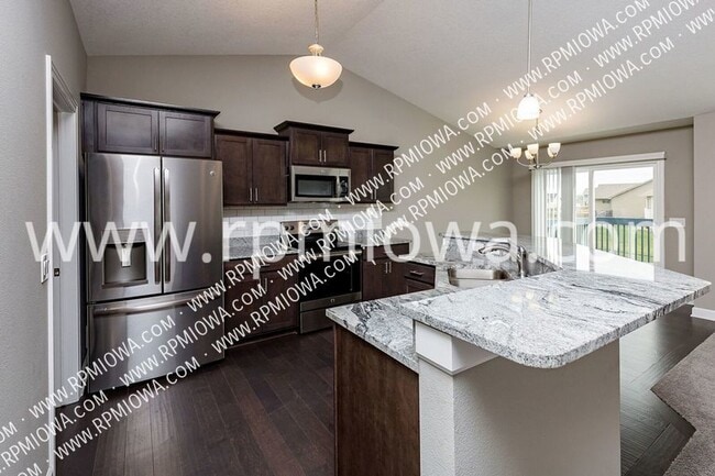 Building Photo - 4721 NE Oak Dr