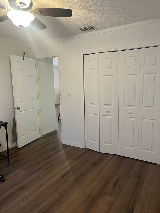 Building Photo - 2bed/2bath Townhome in Quiet Neighborhood