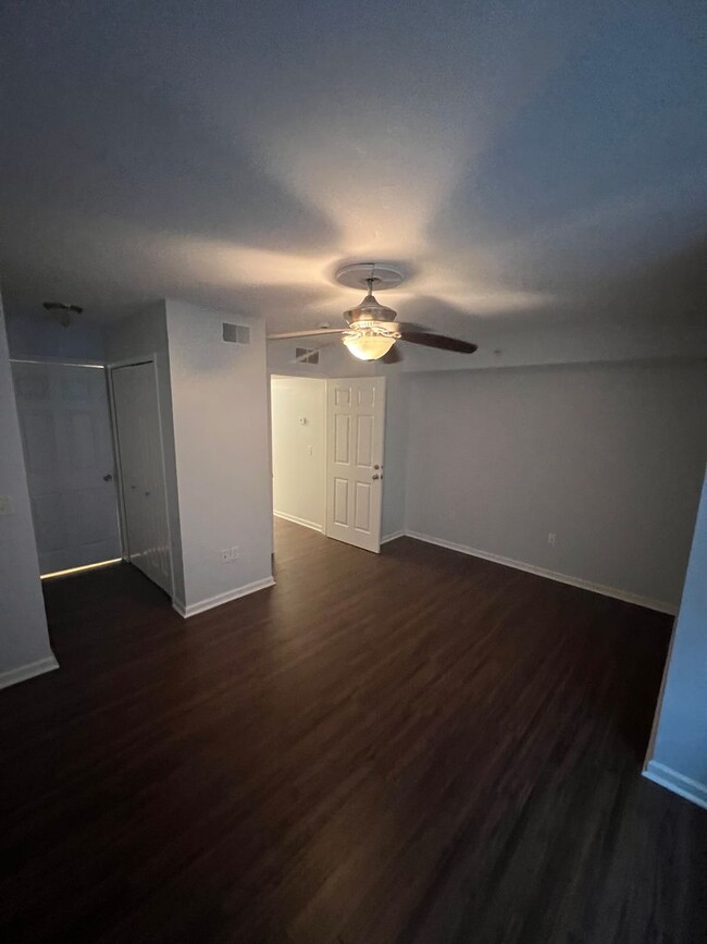 Building Photo - Spacious 3 Bedroom 2 Bath Condo Located To...