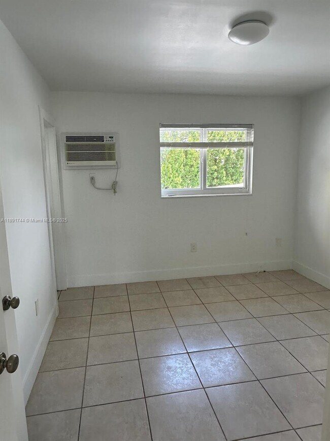 Building Photo - 1100 SW 36th Ct