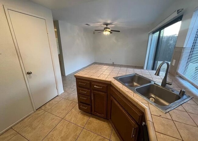 Building Photo - AVAILABLE NOW! Canyon Crest Townhome