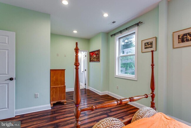 Building Photo - 43840 Bardmore Way