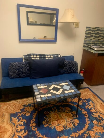 Fulton and table - 1400 Jessica Ave