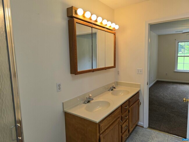 Building Photo - 259 Spring Oaks Ln