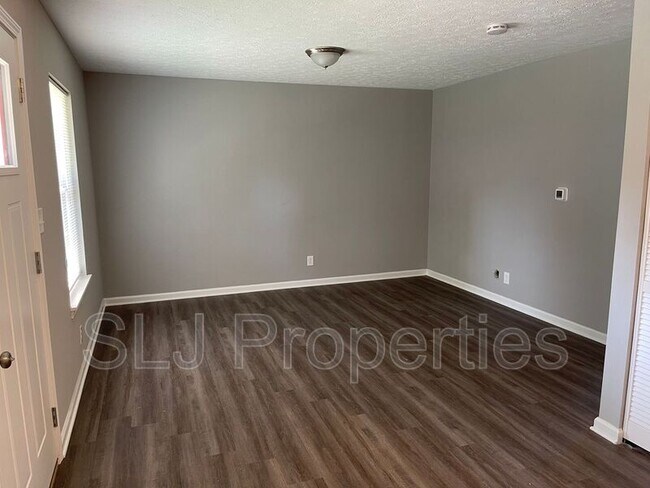 Building Photo - 614 E Chestnut St