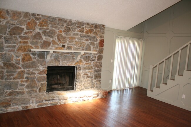 Building Photo - Massive 3 bedroom duplex with living room ...