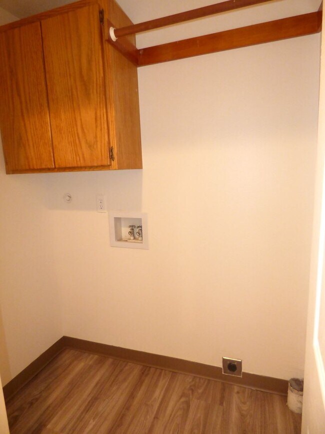 Building Photo - Rent Special: FREE August's Rent!! 3 bed 2 bath House in South Salem!