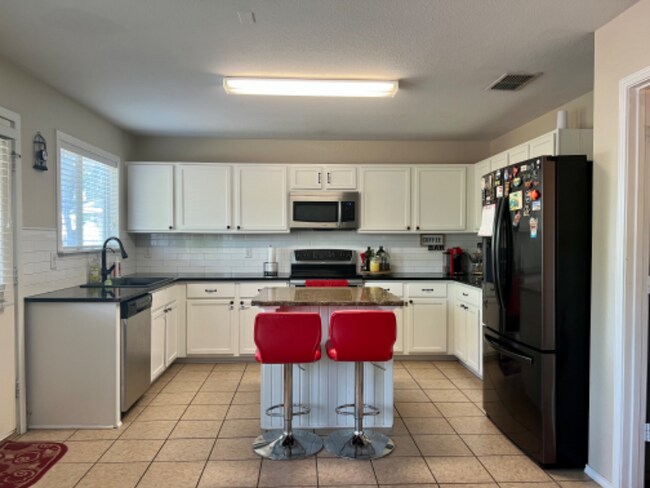 Building Photo - 24707 Maple Crest