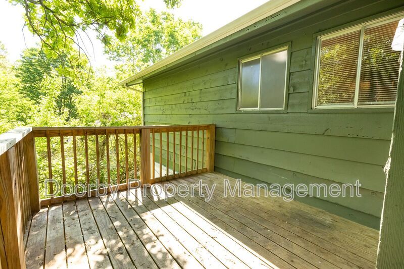 Building Photo - 901 Forest Dale Ln