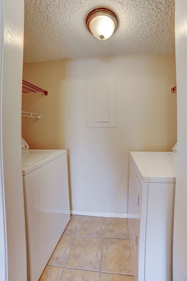 Building Photo - 2 Bed 1.5 Bath Condo Ready For Rent!