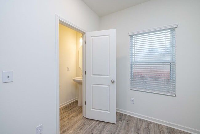 Building Photo - Charming Townhome community   3br 2.5ba with a cooks kitchen with island minutes from I-85 and sh...