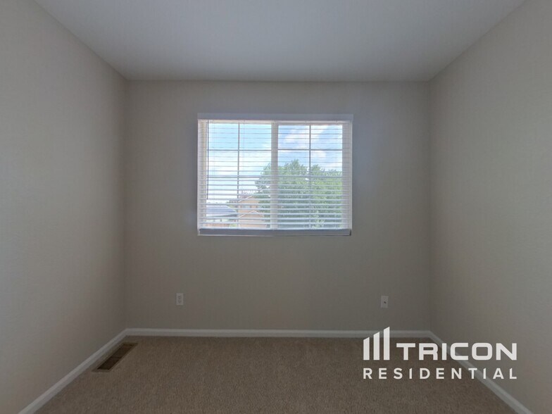 Building Photo - 14406 E Elk Pl