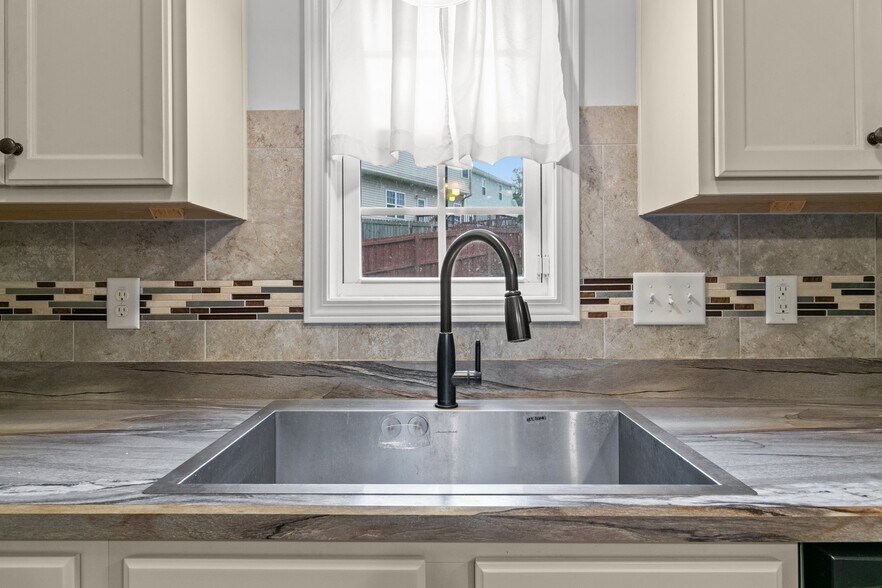 Building Photo - 6471 Chamblee Dr